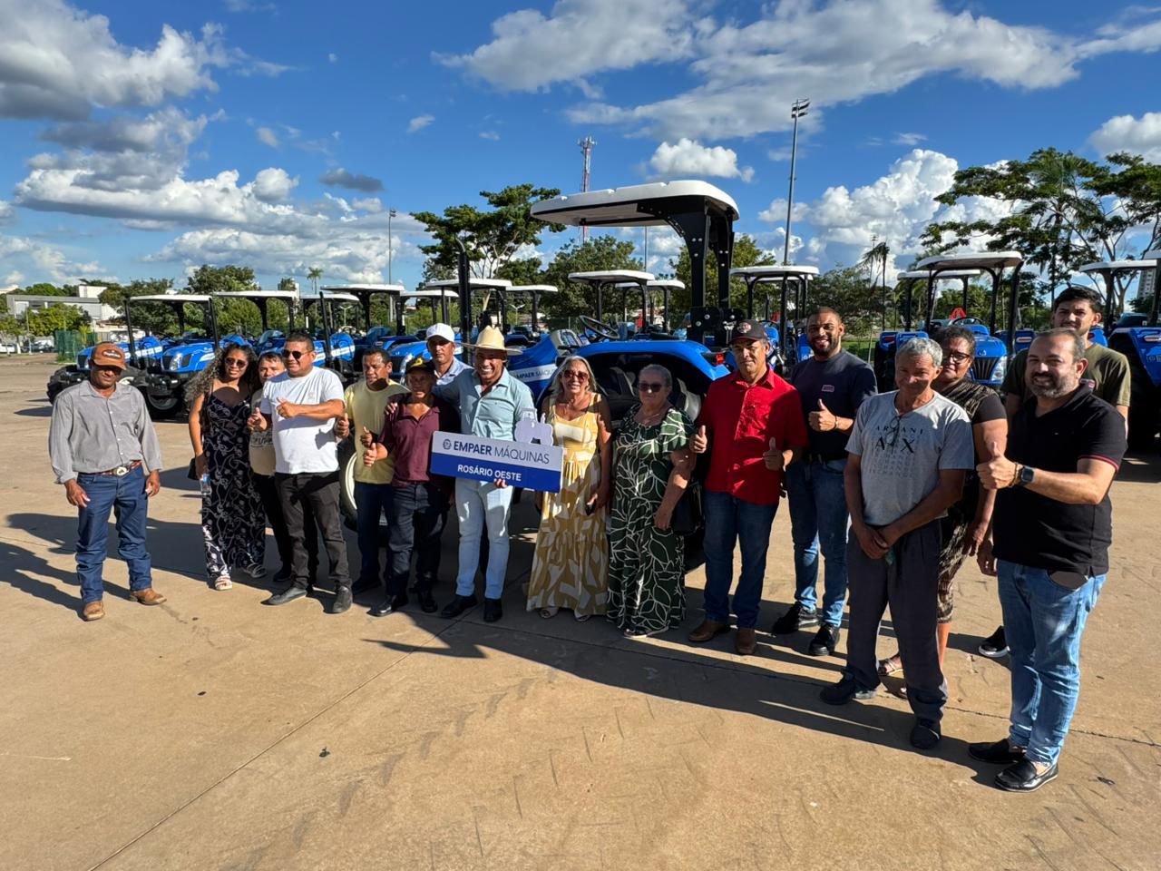 AGRICULTURA FAMILIAR, Juca do Guaraná participa de entrega de trator a produtores rurais em Rosário Oeste